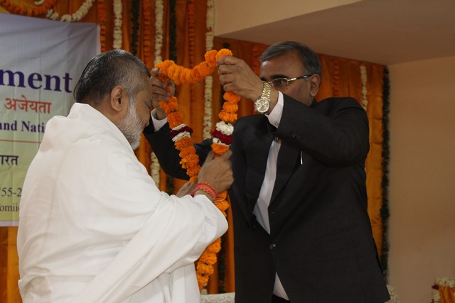 Brahmachari Girish Ji was honoured with garland, shawl and Shriphal by Shri Muktinath Patel, GM Allahabad Bank.